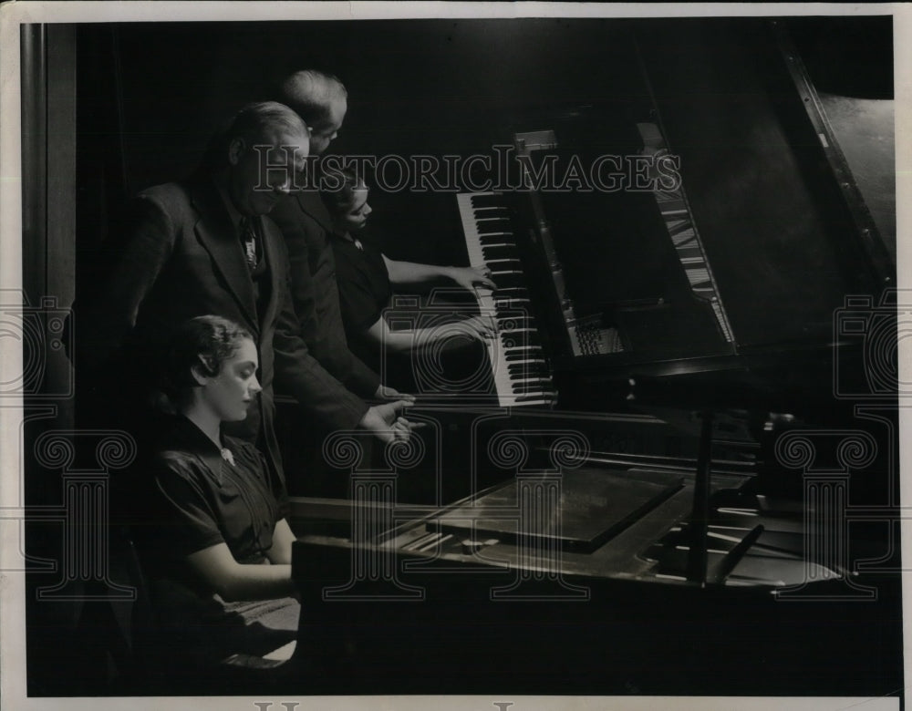 1937 Press Photo Thomas Poulter Develops Solution To Show Pianists Hands - Historic Images