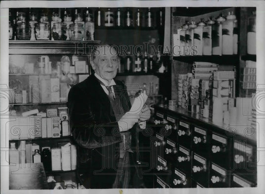 1934 Press Photo S. J. Powell, former actor now a chemist in London, England - Historic Images