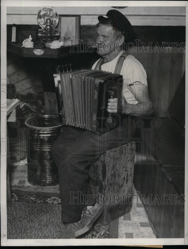 1932 Press Photo Musician Harry McNeil Playing Instrument - Historic Images