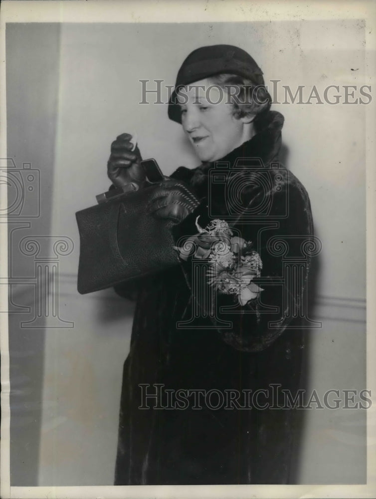 1933 Press Photo Miss Linda Batten Displaying New Arm Corsage Powdering Nose - Historic Images