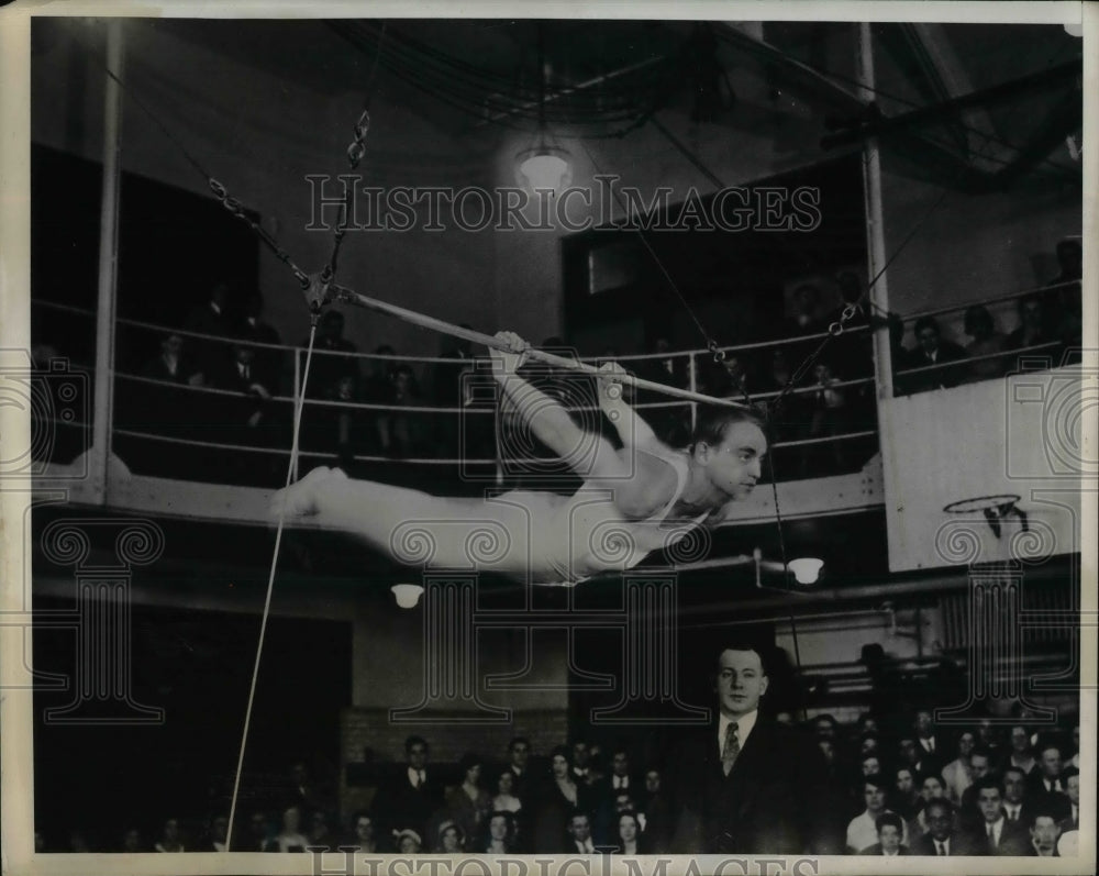 1931 Press Photo H.Witzie Jr., of N.Y. Univ. winner of the Horizontal Bars event - Historic Images