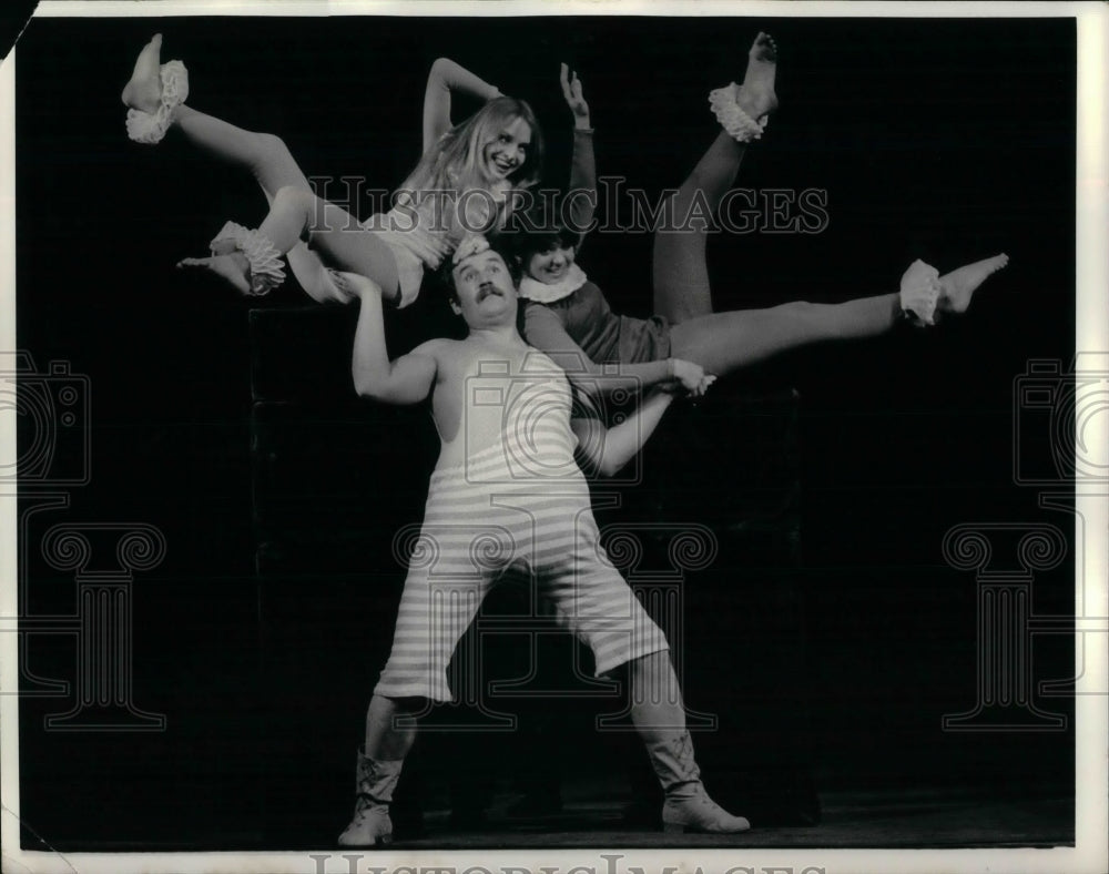 1970 Press Photo Acrobati sequence of the Black Theatre of Prague,Czechoslavakia - Historic Images