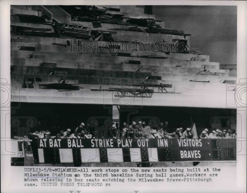 1954 Press Photo Work Stops At Milwaukee Stadium Workers Watching Pirates Game-Historic Images