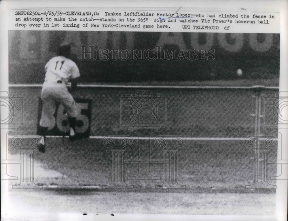 1959 New York Yankees Left Fielder Hector Lopez Catching Ball - Historic Images