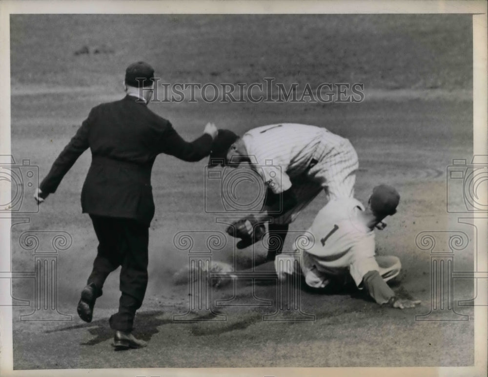 1943 Press Photo New York Yankees Shortstop Frank Crosetti &amp; Athletics Jo Jo Whi-Historic Images