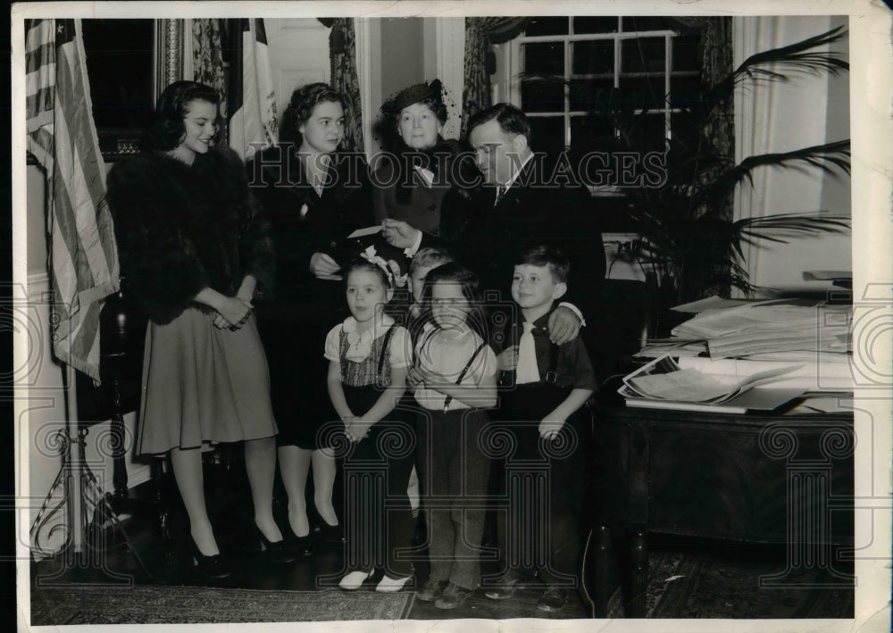 1939 NY Mayor La Guardia, J Achelis,A Garver,Mrs Shearer & children - Historic Images