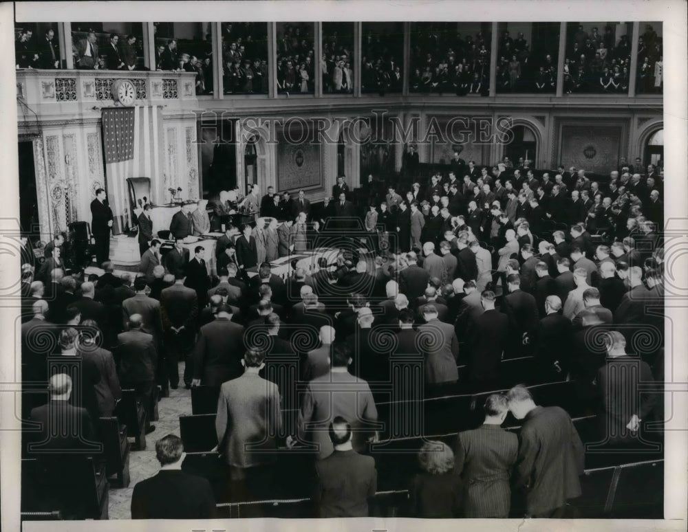 1945 Press Photo Rev. James Shera leads open of 79th Congress with prayer - Historic Images