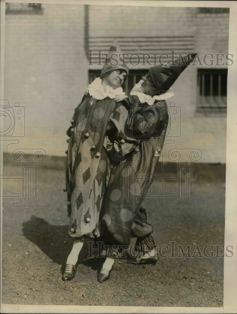 1926 Press Photo Barb Horton &amp; Kathy Farrar, debutants as clowns in Boston - Historic Images