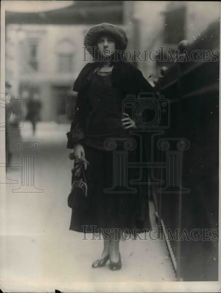 1923 NY Chorus Girl Azenda Charkoine  - Historic Images