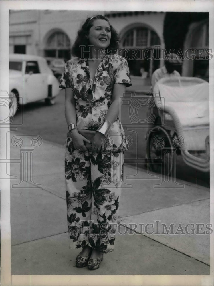 1944 Press Photo Mrs. Frank Jenkins Palm Beach Shopping Center - nea17300 - Historic Images