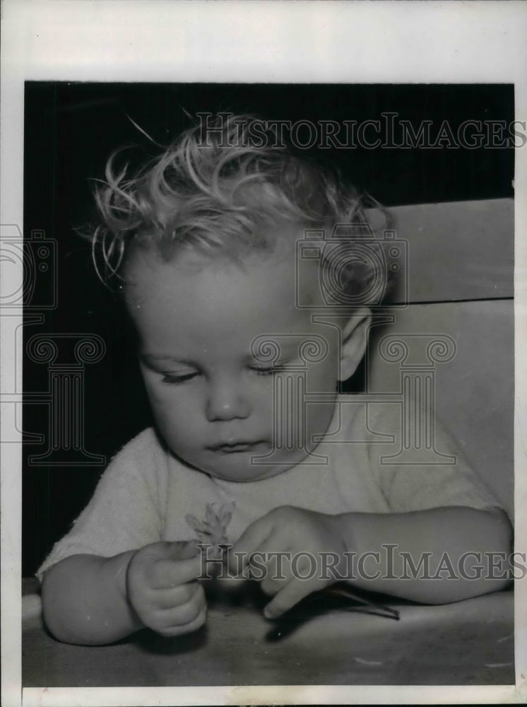 1943 Press Photo Baby model, Clayton Spaulding Going in London - nea17391 - Historic Images