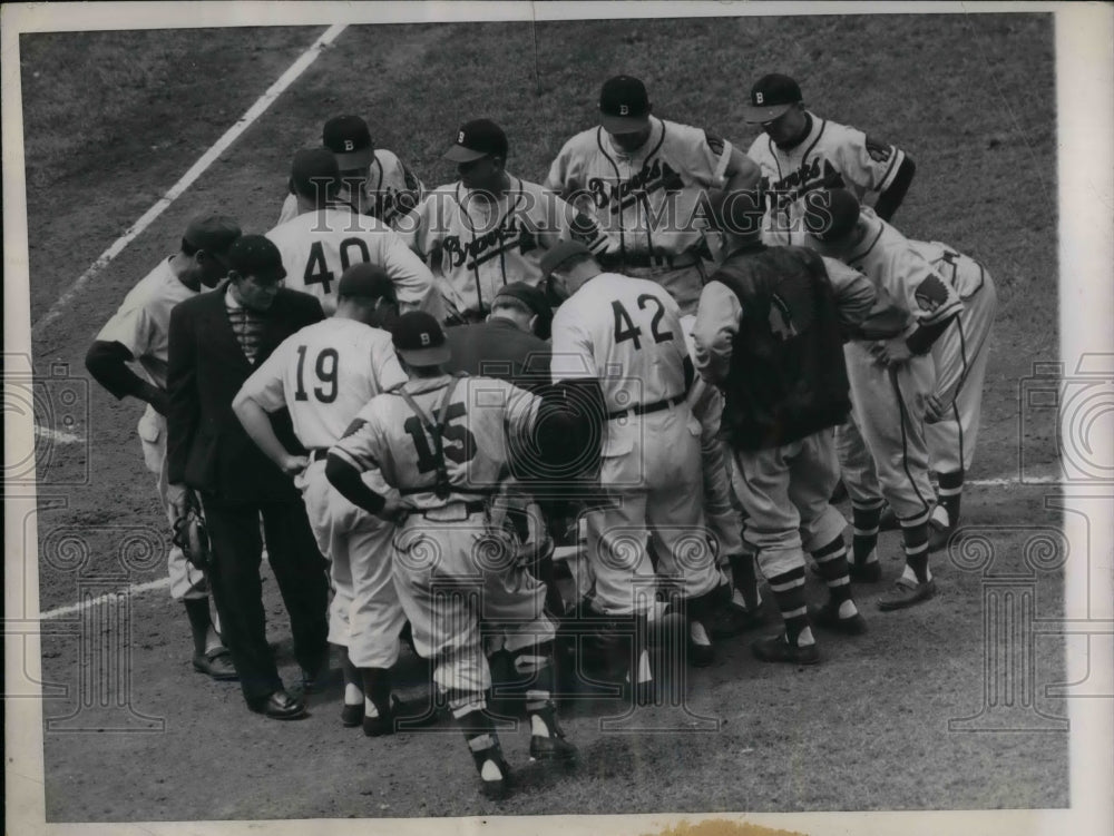1949 Press Photo Boston &amp; Chicago Players around Injured Andy Pafko - nea17426 - Historic Images