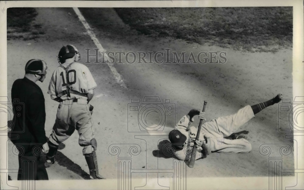 1942 Babe Young Center Fielder Giants Dodges Ball Kirby Higbe Dodger - Historic Images