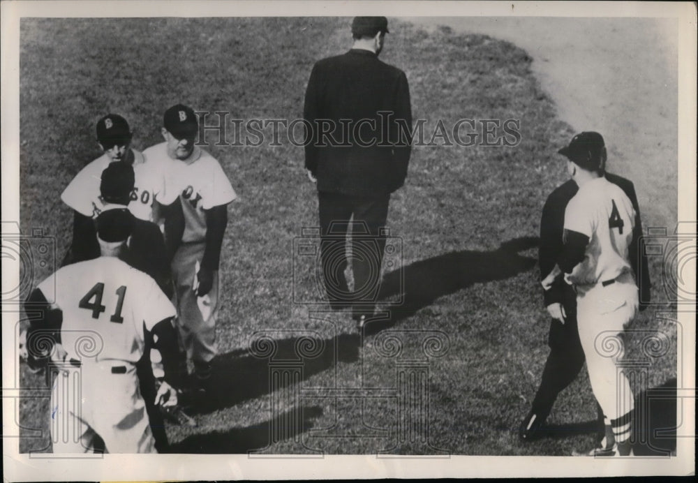 1952 Press Photo Red Sox mgr Lou Boudreau, ump L Napp &amp; Yankees DiMaggio, Grieve - Historic Images
