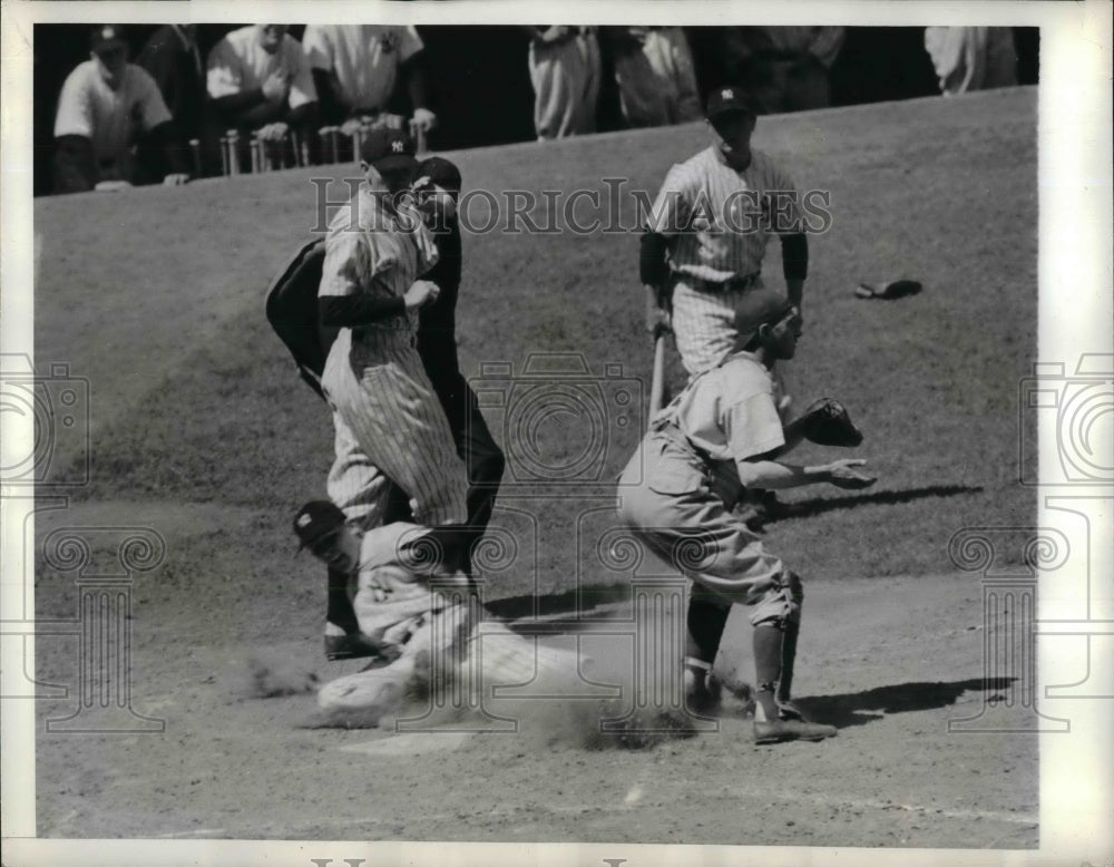 1943 Press Photo Yankee Spurgeon Chandler slides home vs Phillies H Wagner - Historic Images