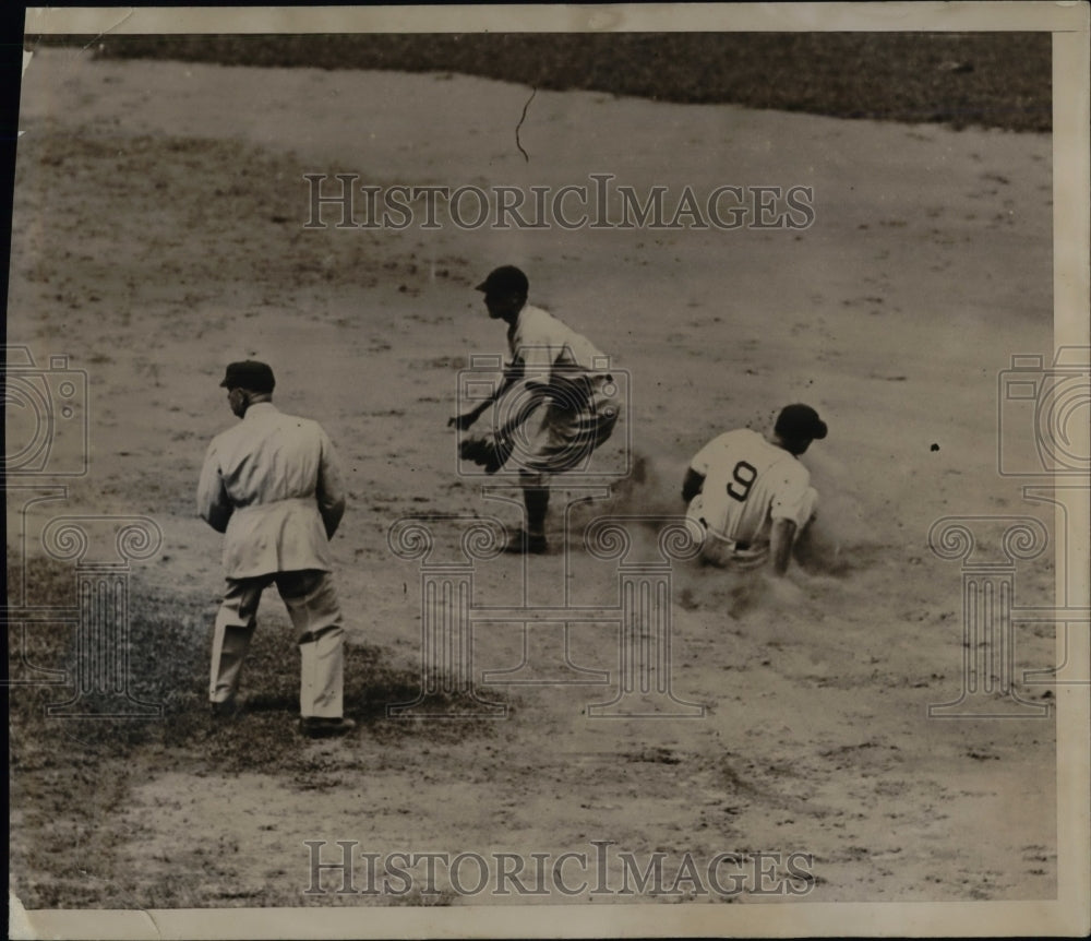 1935 Press Photo Taylor of Brooklyn Dodgers safe at 2nd base - Historic Images