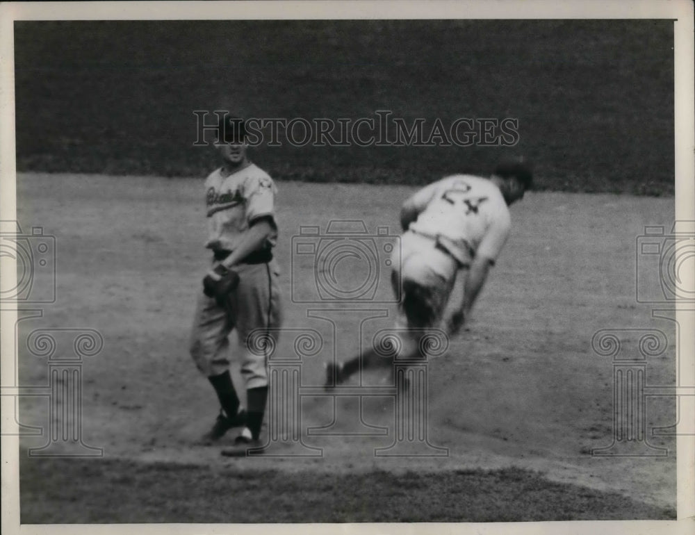 1943 Press Photo Reds Gerald Walker out at 1st vs NY Giants Joe orengo