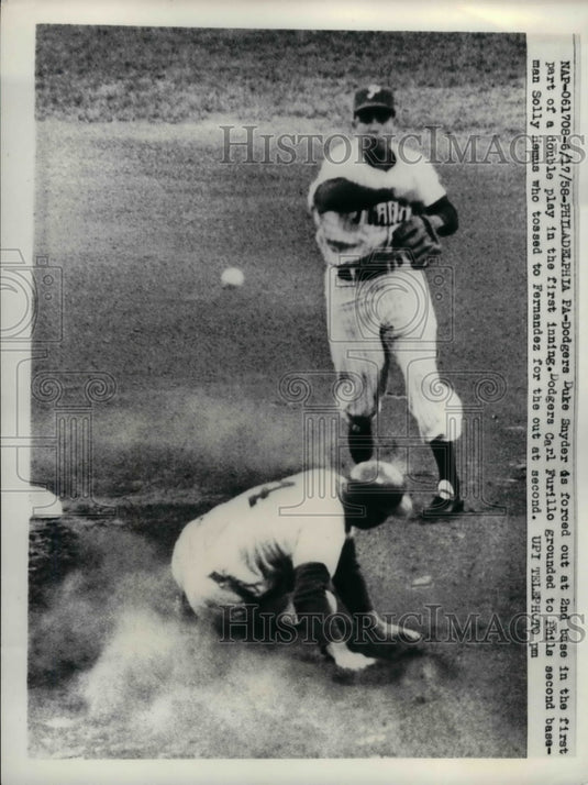 1958 Press Photo Dodger Duke Snyder vs Phillies Solly Hemms - nea18420-Historic Images