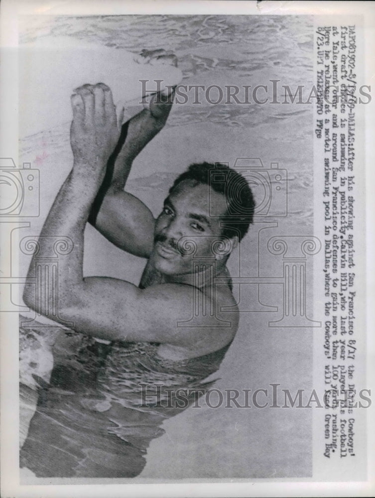 1969 Press Photo Dallas Cowboy, Calvin Hill in a swimming pool - nea18505 - Historic Images