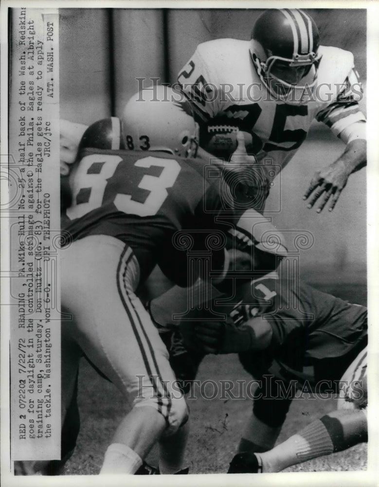 1972 Press Photo Mike Hill, 25, Don Hultz, 83, Eagles, gets ready to make tackle - Historic Images