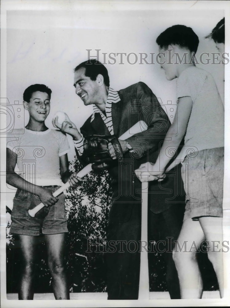 1956 Press Photo Robert Merrill gives pitching hints to boys from Boys&#39; Town - Historic Images