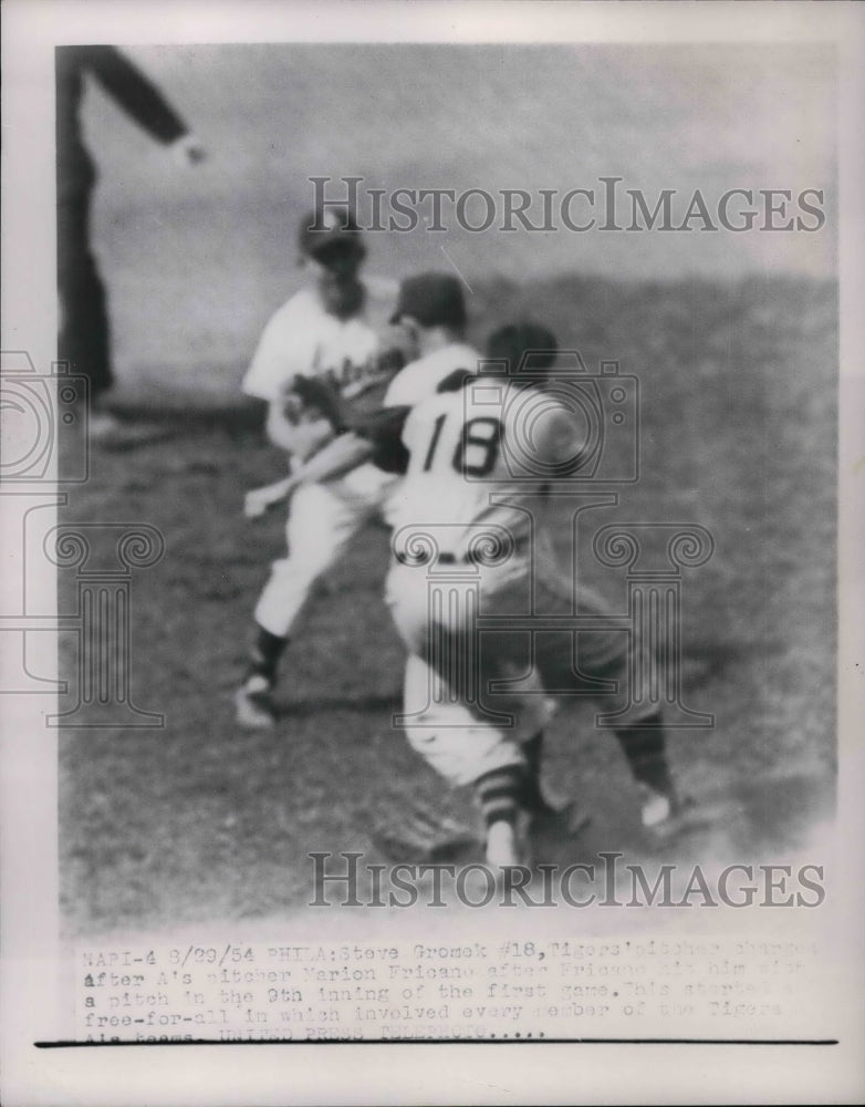 1954 Press Photo Steve Gromek, 18, Marion Fricano, start of free-for-all fight - Historic Images