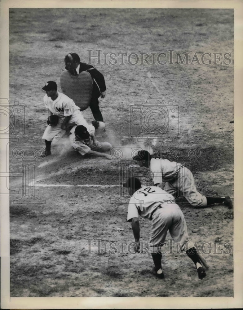 1945 Press Photo New York Yankees George Stirnweiss Slides Safely Home - Historic Images