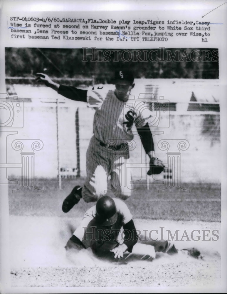 1960 Press Photo Detroit Tigers Infielder Casey Wise Forced At Second - Historic Images