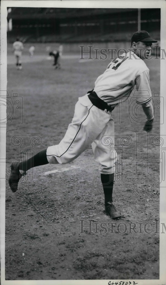 1938 Press Photo Russ Bauers, right-handed pitcher/left-handed batter - Historic Images