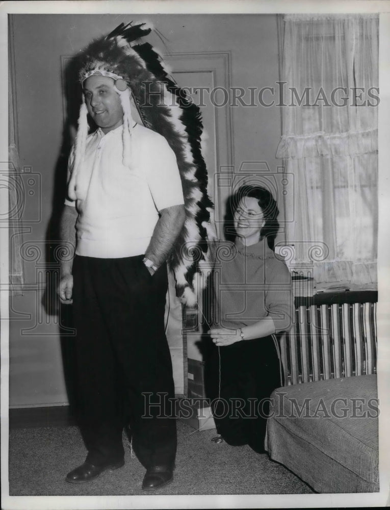 1960 Press Photo Orioles Outfielder Gene Woodliing in Indian Headress-Historic Images