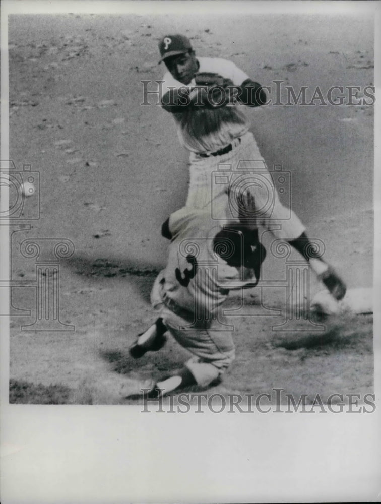 1961 Willie Davis of Dodgers vs Phillies Tony Taylor - Historic Images