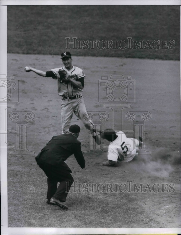 1959 Cubs 2nd baseman Tony Taylor vs Braves John Logan - Historic Images