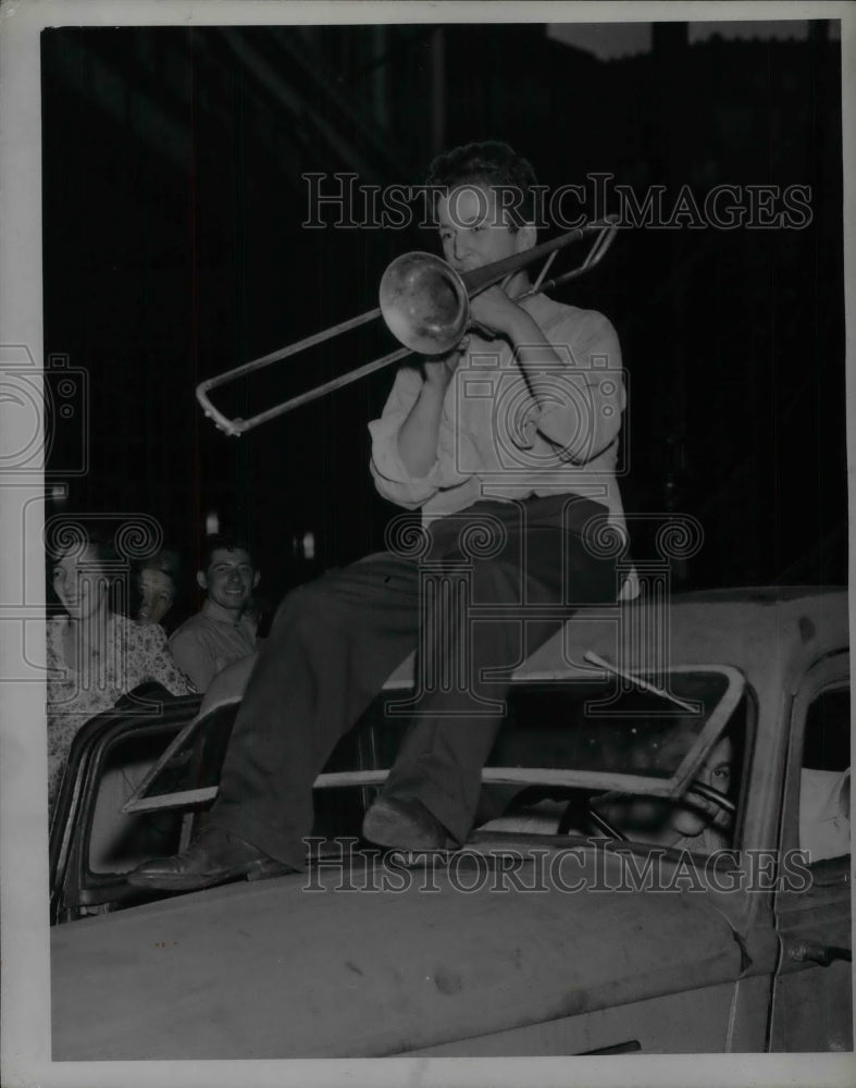 1945 Trombonist Romeo Demo plays for an audience - Historic Images
