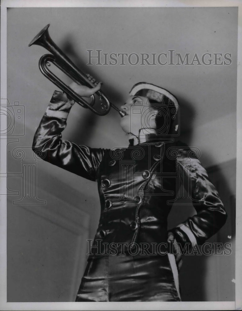 1937 Press Photo Miss Elaine Russell of Oxford, Miss playing the trumpet - Historic Images