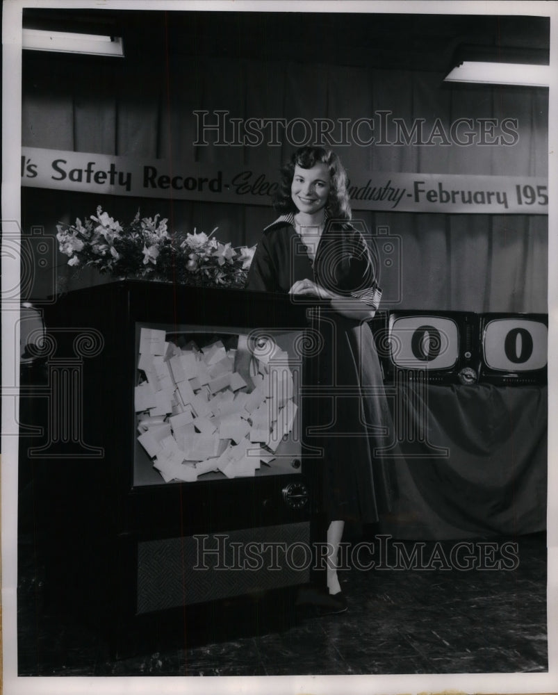 1953 Press Photo Mimi Smith &quot;Miss Pennsylvania&quot; &amp; a Westinghouse TV-Historic Images