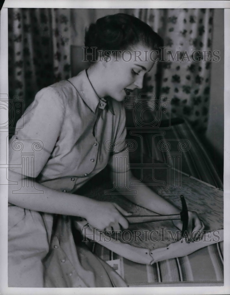 1950 Press Photo A hommaker decorating a table for her home - nea19318 - Historic Images