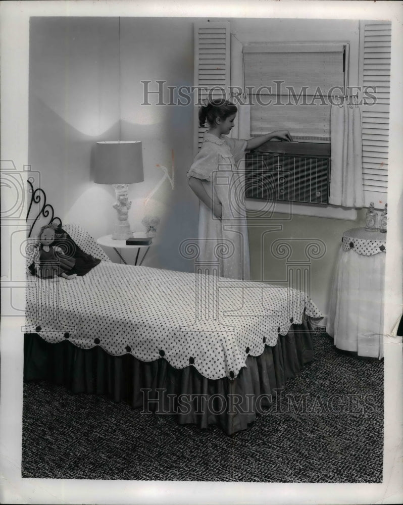 1958 Press Photo A new room air conditioner being demonstrated - nea19323 - Historic Images