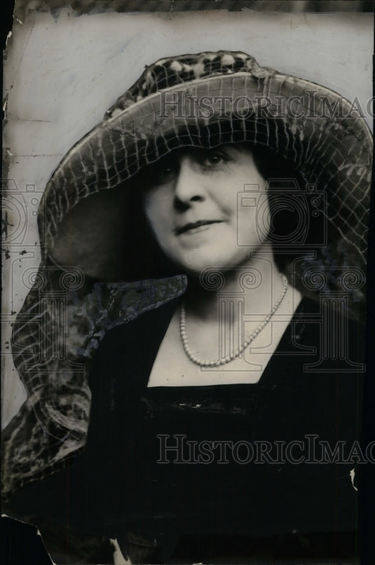 1922 Press Photo Miss Patricia in a fashionable hat style - nea19363 - Historic Images