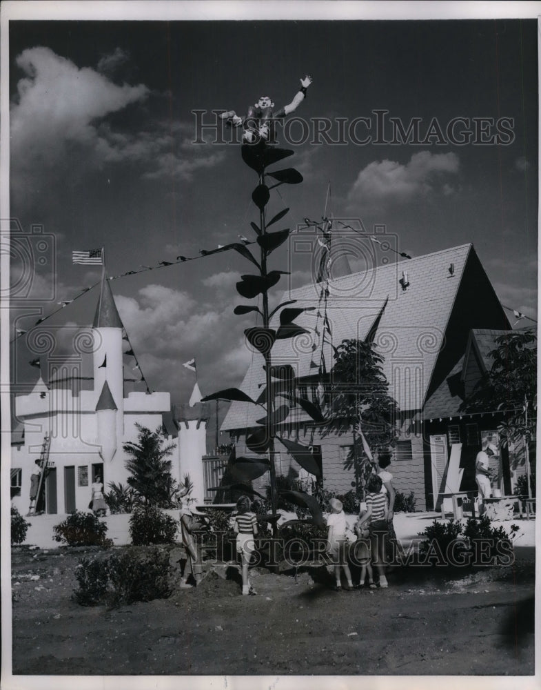 1955 Press Photo Storyland park &amp; Jack &amp; the Beanstalk in Flo. - nea19366 - Historic Images