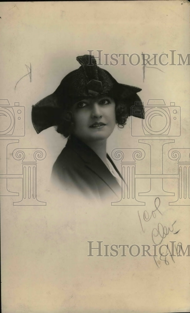 1922 Press Photo New Parisian bonnet on a model - nea19372 - Historic Images