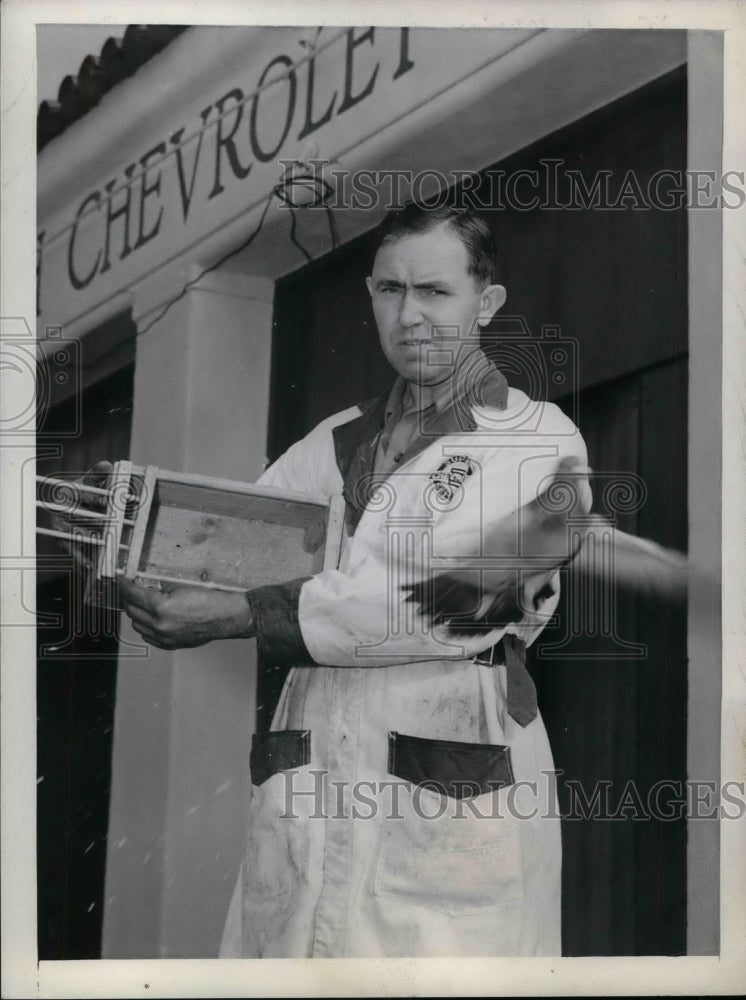 1944 Press Photo Pigeons take place of phone Los Angeles Douglas Blackburn - Historic Images