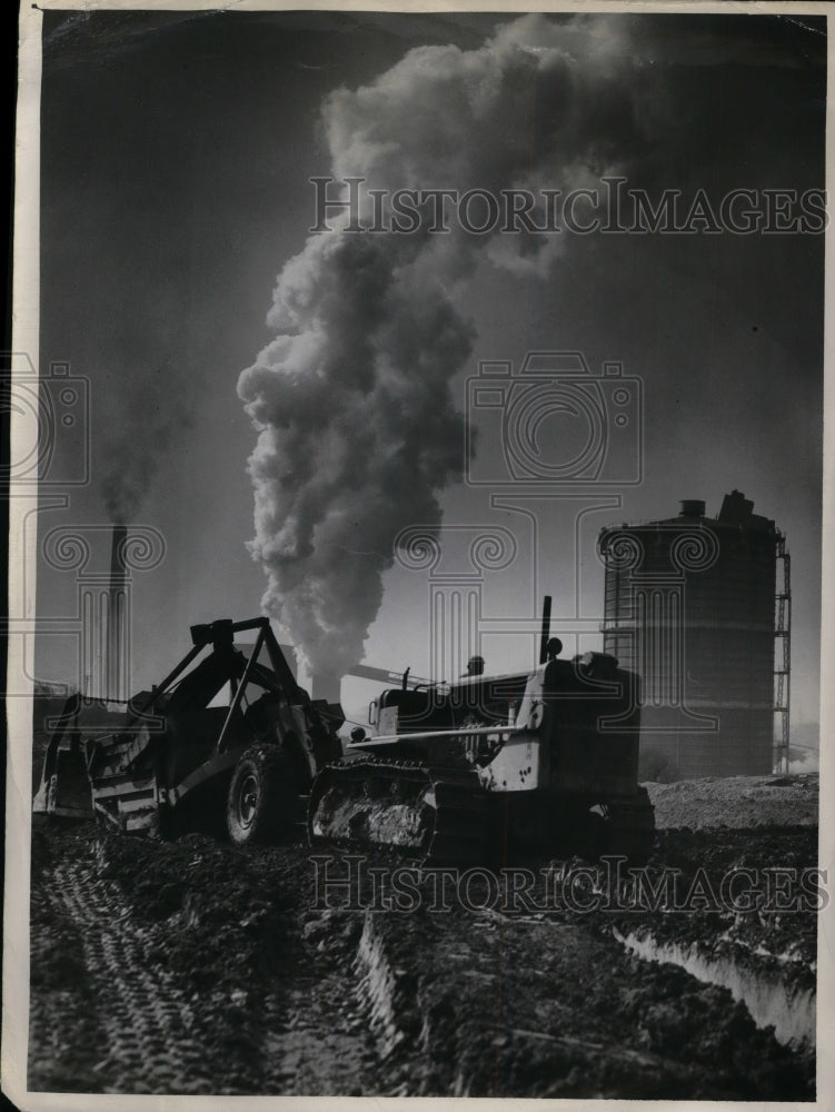 1950 Scraping bed of Willow Freeway extension US Deffense Plant Corp - Historic Images