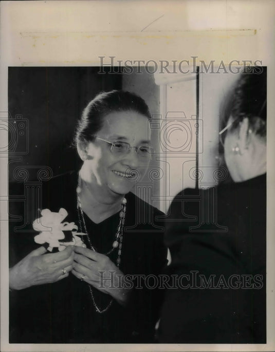 1950 Press Photo An Unidentified woman - nea19437-Historic Images