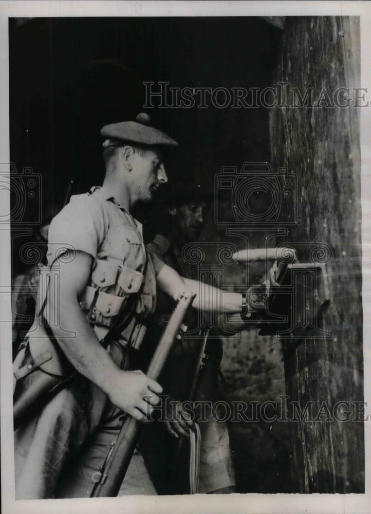 1938 Sgt. George Sandy and the gate lock he sawed off when the - Historic Images