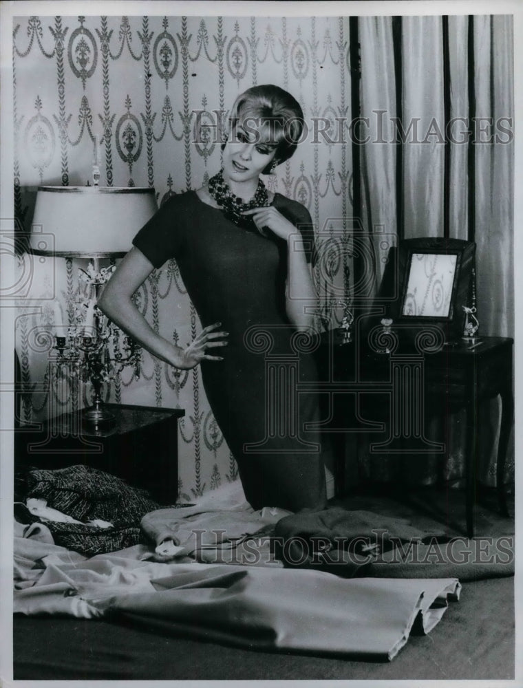 1961 Press Photo Grey haired model showing off hairstyle - nea19470-Historic Images