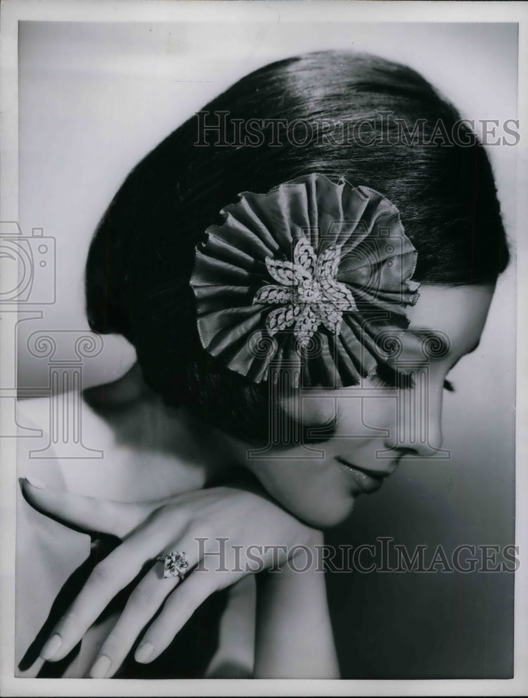 1961 Press Photo New Frills for Hairdos - nea19479-Historic Images