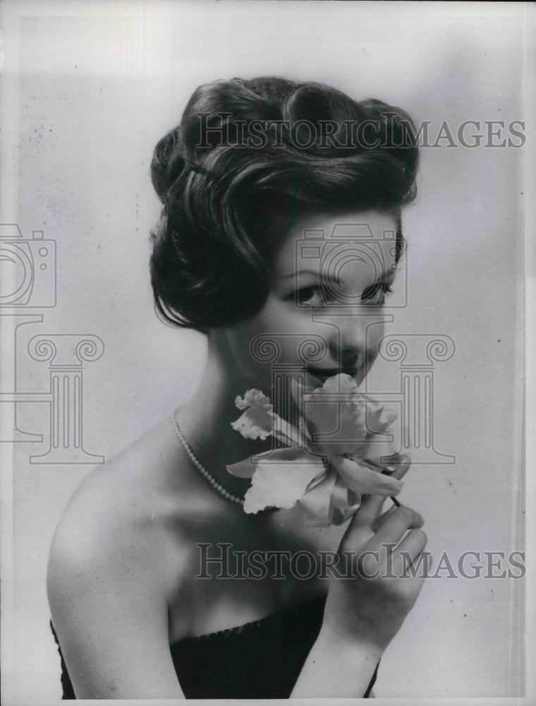 1960 Press Photo Hair style for long hair for teenagers - nea19483 - Historic Images