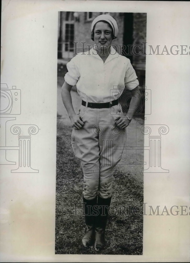 1933 Press Photo Mary Quinn Univ of CA lettered 3 &quot;men&#39;s sports&quot; enter Ramona - Historic Images