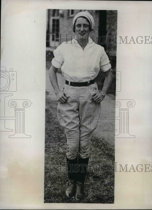 1933 Press Photo Mary Quinn Univ of CA lettered 3 "men's sports" enter Ramona - Historic Images