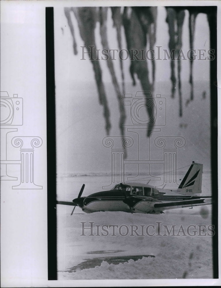 1971 Press Photo Airplane at Lakefront Airport - Historic Images